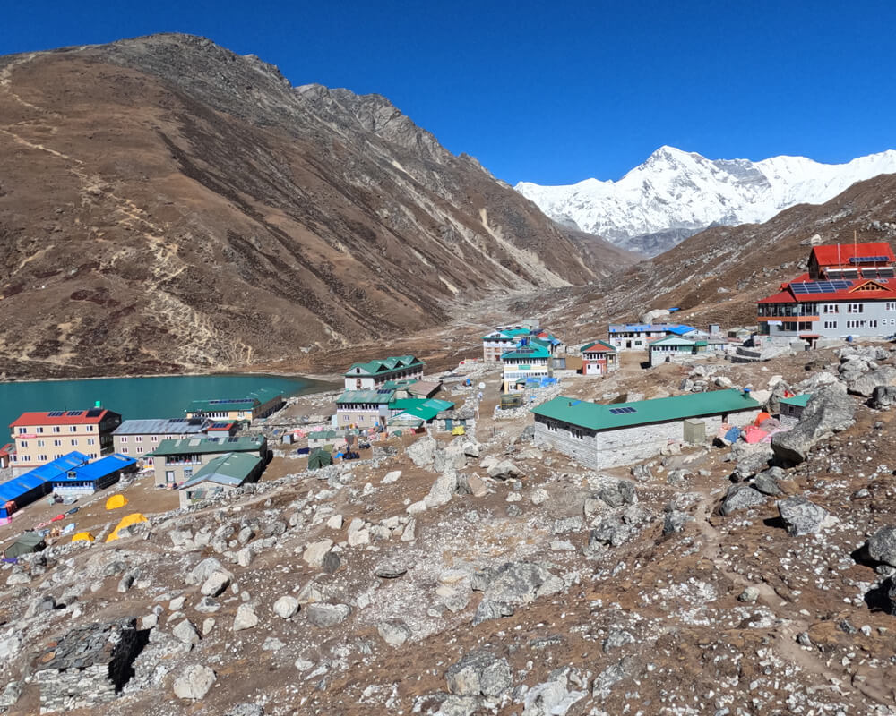 beautiful gokyo valley