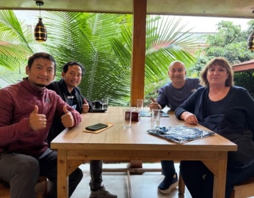 Trekkers having breakfast