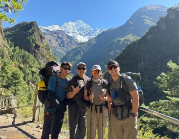trail between Lukla and Phakding