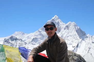 Client clicking pictures with mt.amadablam