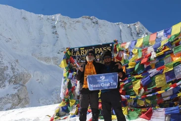 Taran and Marcel at Larkya pass