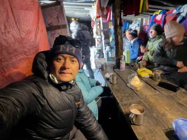 Tes shop at Thorong top