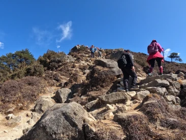 Trail to Everest View Point