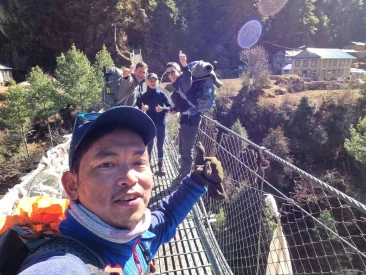 trek to phakding