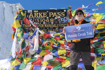 Trekker at larkya La Pass