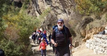 trekkers in namche to tengboche route